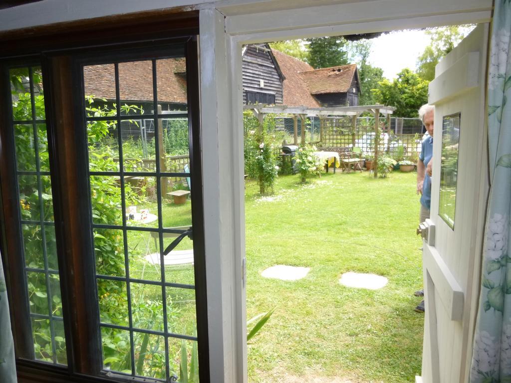Church Hall Farm Bed And Breakfast Broxted Ruang foto