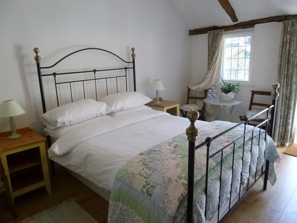 Church Hall Farm Bed And Breakfast Broxted Ruang foto