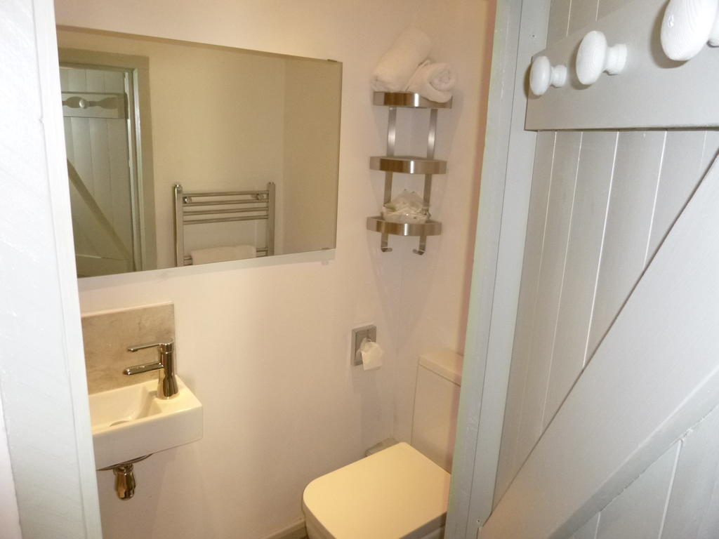 Church Hall Farm Bed And Breakfast Broxted Ruang foto