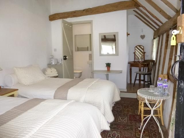 Church Hall Farm Bed And Breakfast Broxted Ruang foto